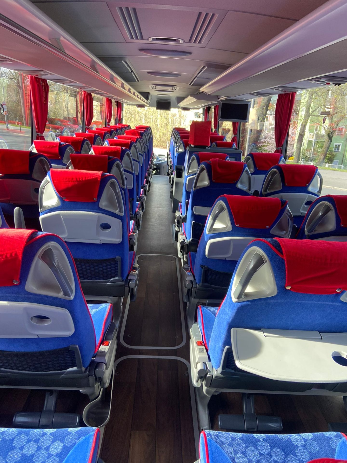 Interno Mercedes Tourismo 54 posti — corridoio