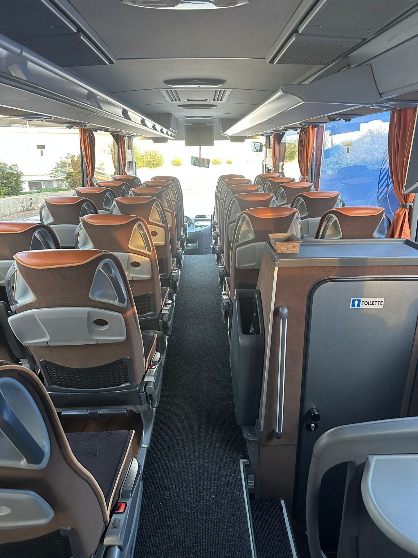 Interno Mercedes Tourismo — toilette a bordo
