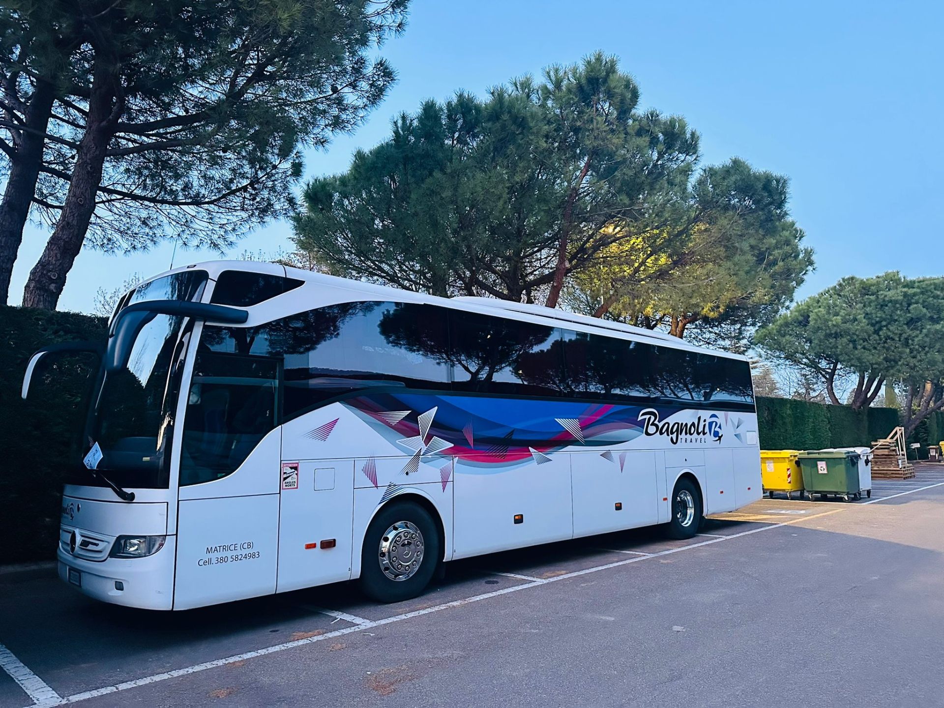 Mercedes Tourismo bianco — vista laterale in parcheggio