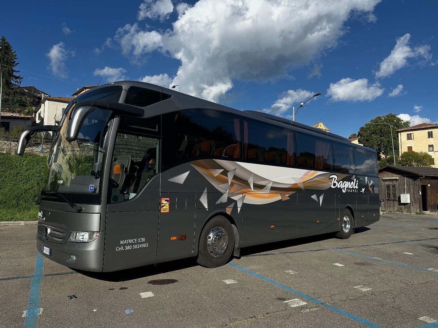 Mercedes Tourismo grigio — tre quarti anteriore