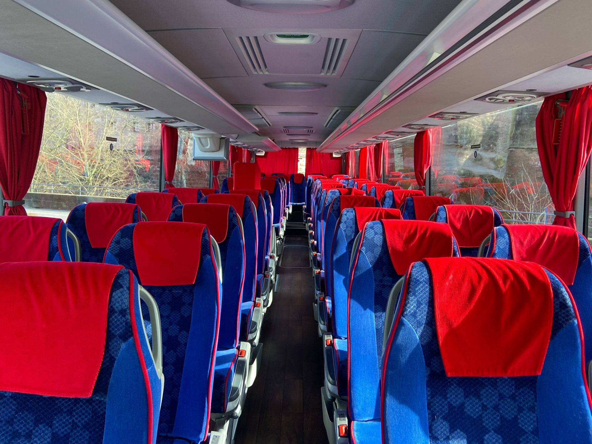 Interno Mercedes Tourismo 54 posti — sedili rosso e blu