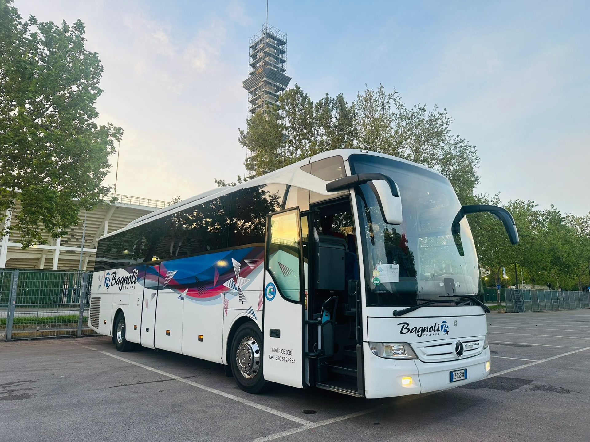 Mercedes Tourismo bianco — vista frontale