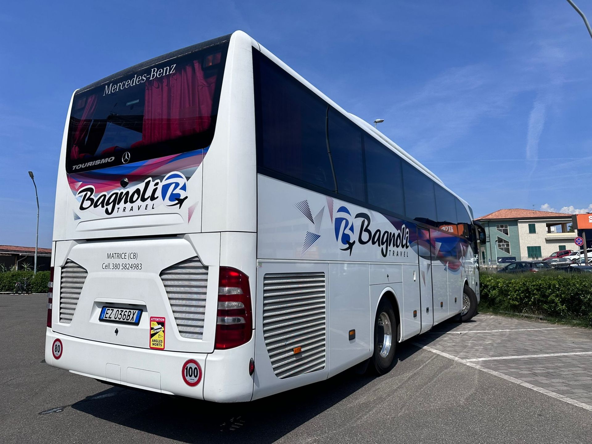 Mercedes Tourismo bianco — vista posteriore