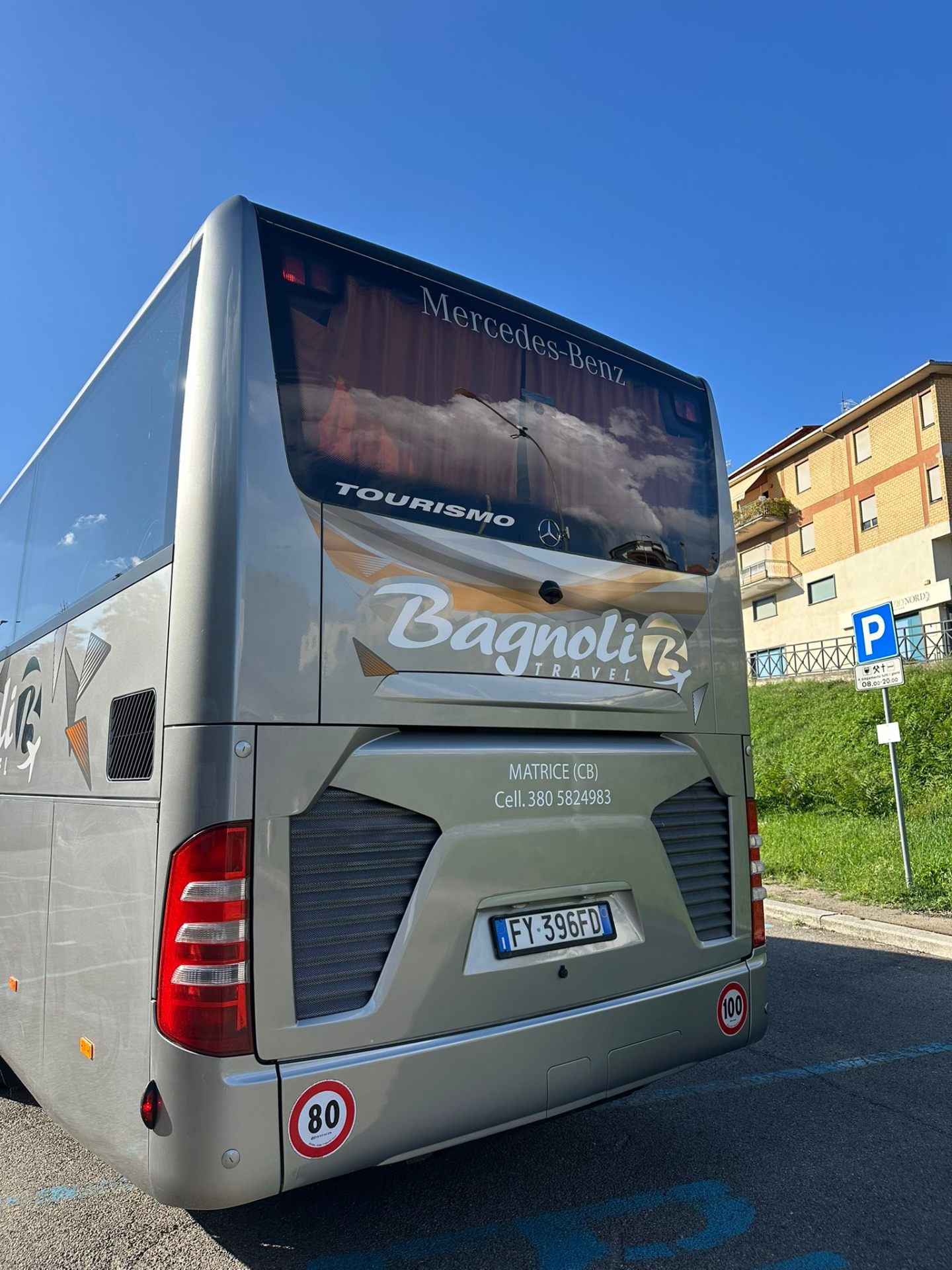 Mercedes Tourismo grigio — vista posteriore