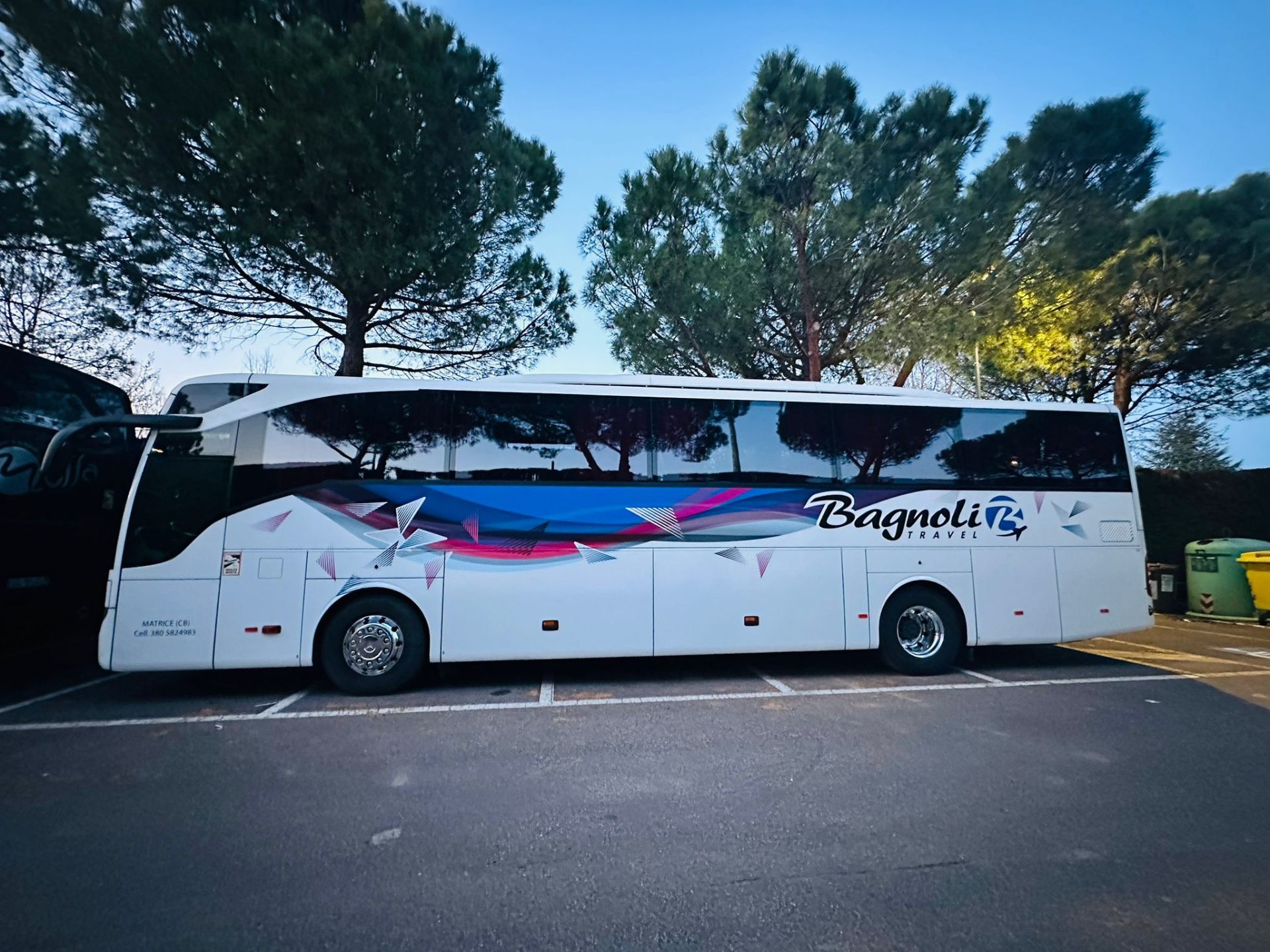 Mercedes Tourismo bianco — profilo laterale