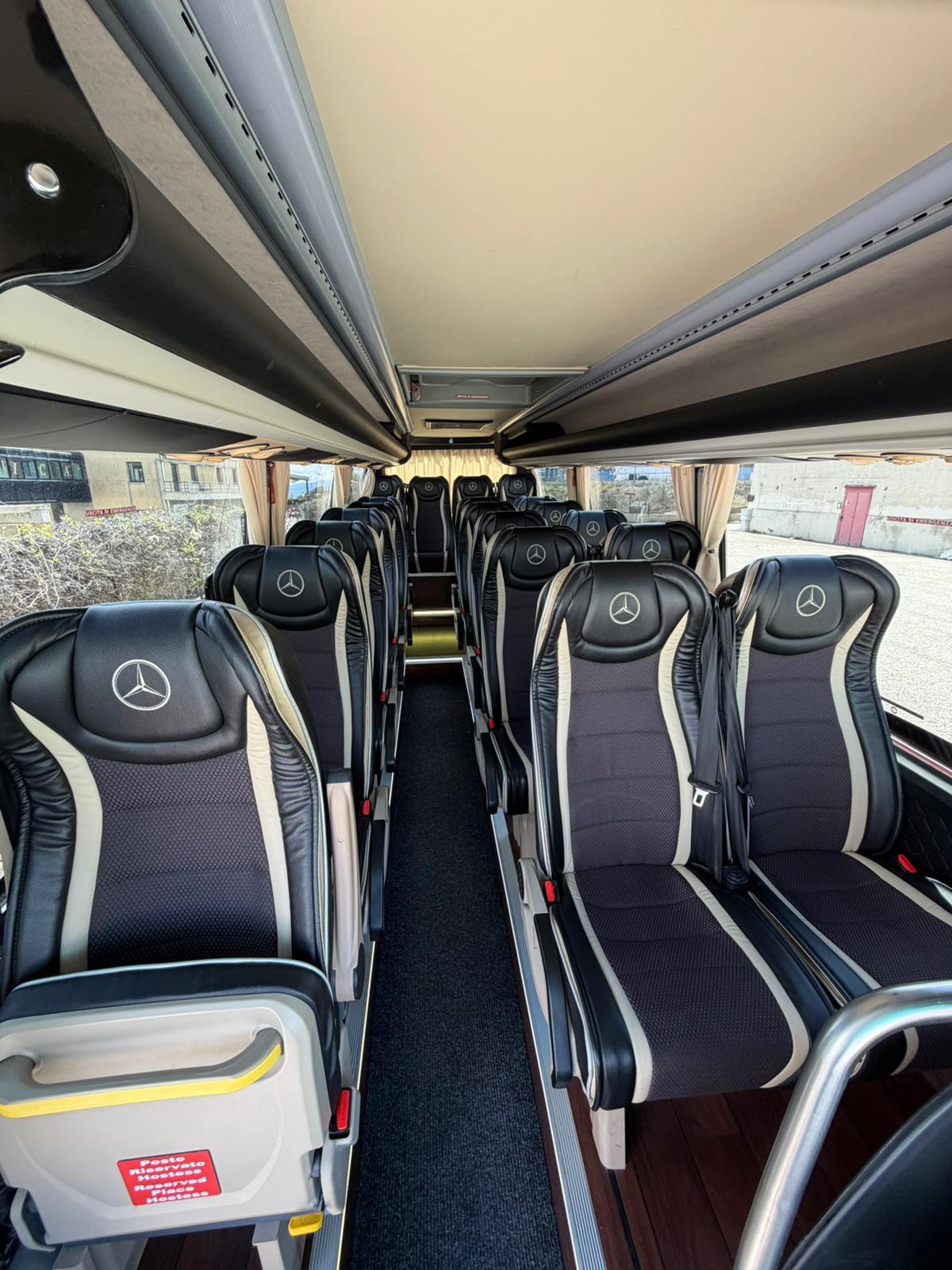 Interno Mercedes Sprinter 519 — corridoio